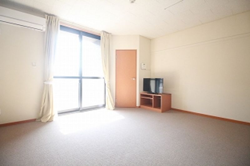 レオパレス松山インター 居間