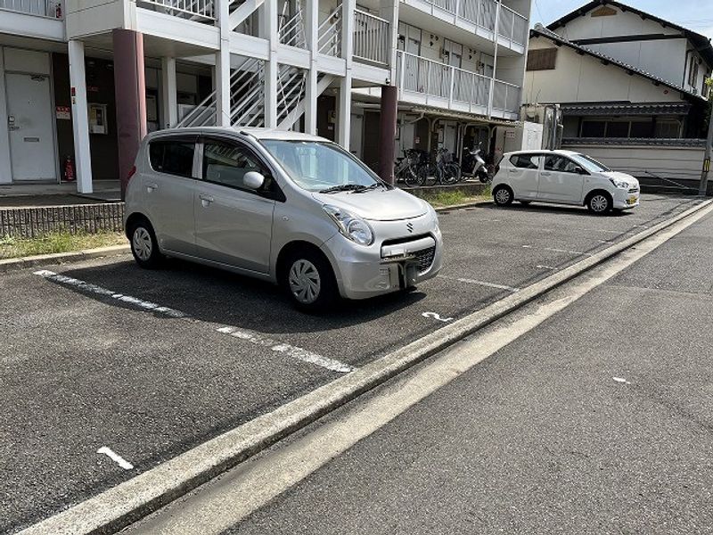 レオパレスメルツェⅡ 駐車場