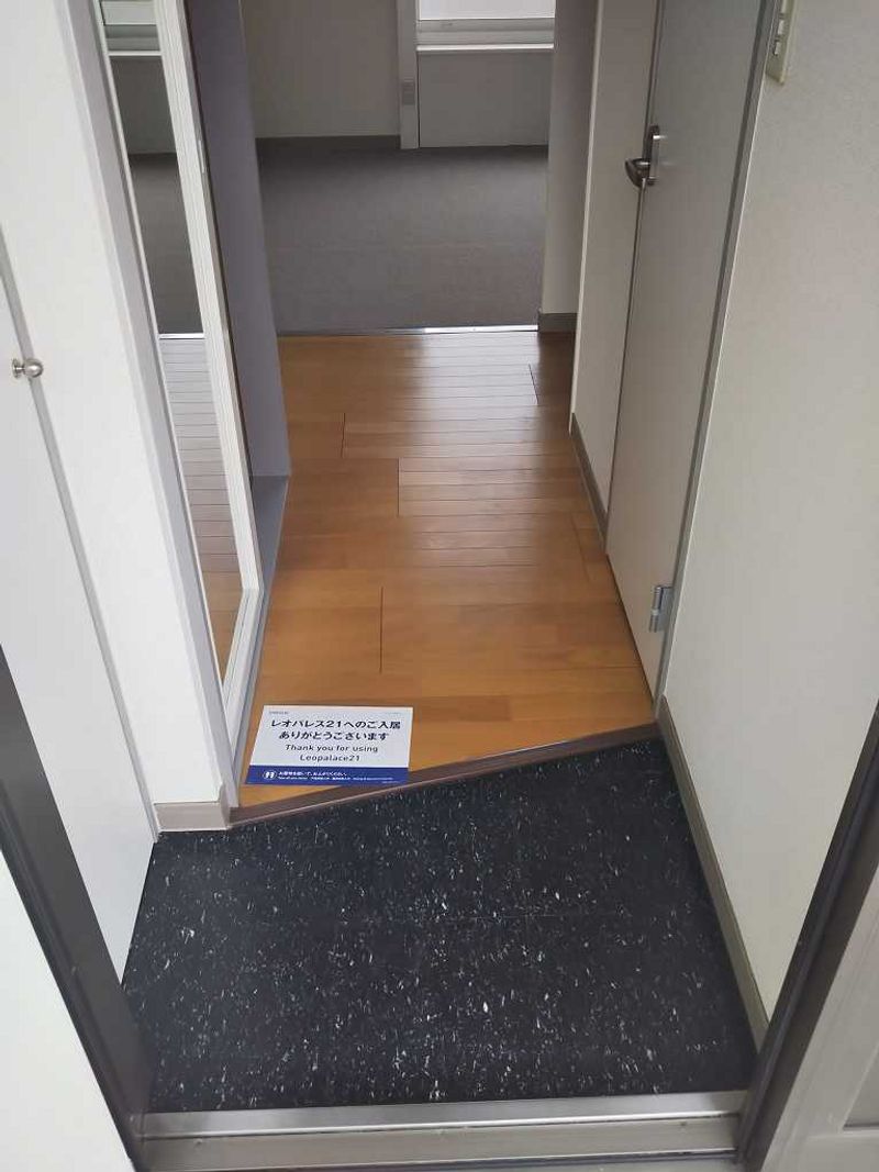 レオパレスパードレス 玄関