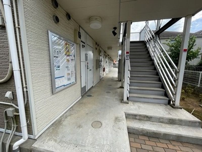 レオパレスリラ エントランス