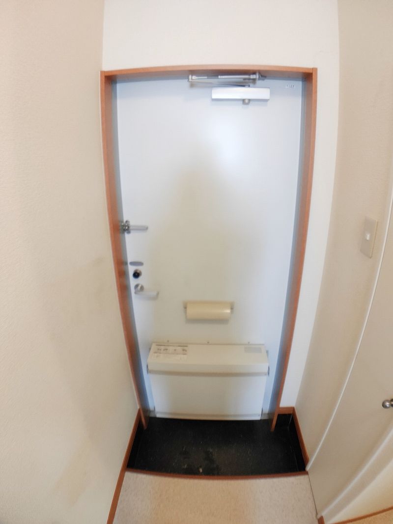 レオパレス忠和 玄関