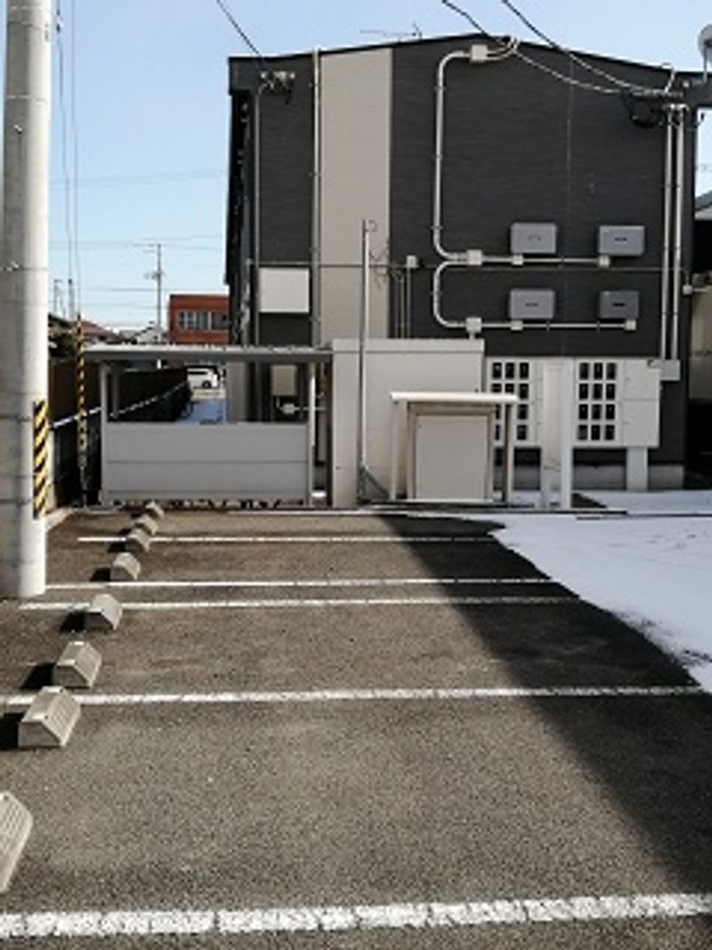 レオパレスセントレアリ２２ 駐車場
