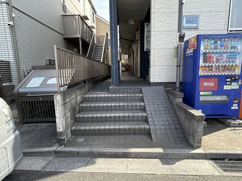 レオパレスセディチ エントランス