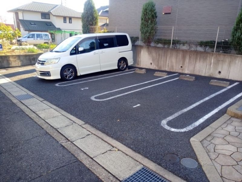 レオパレス万場山Ⅱ 駐車場