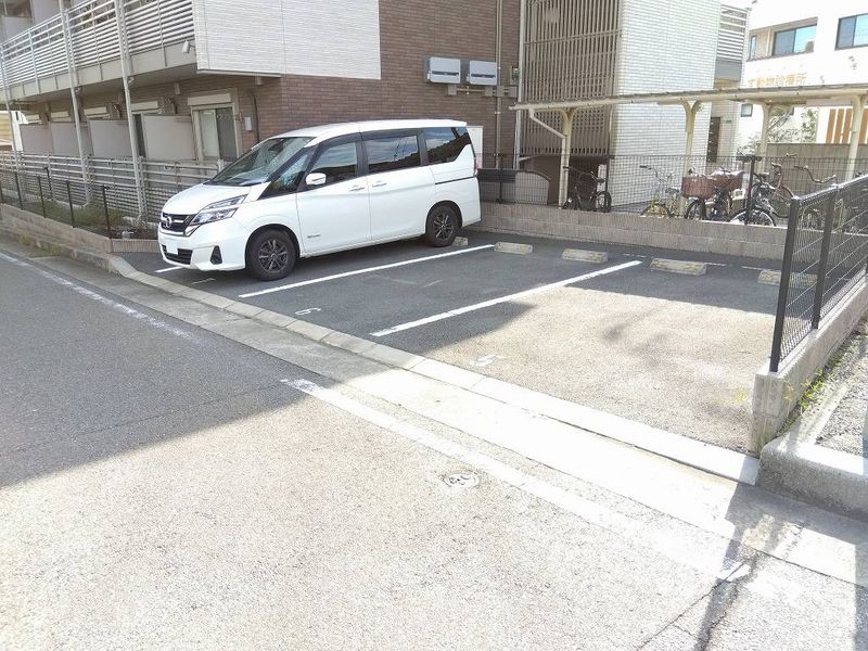 ミランダルピナス弐番館 駐車場