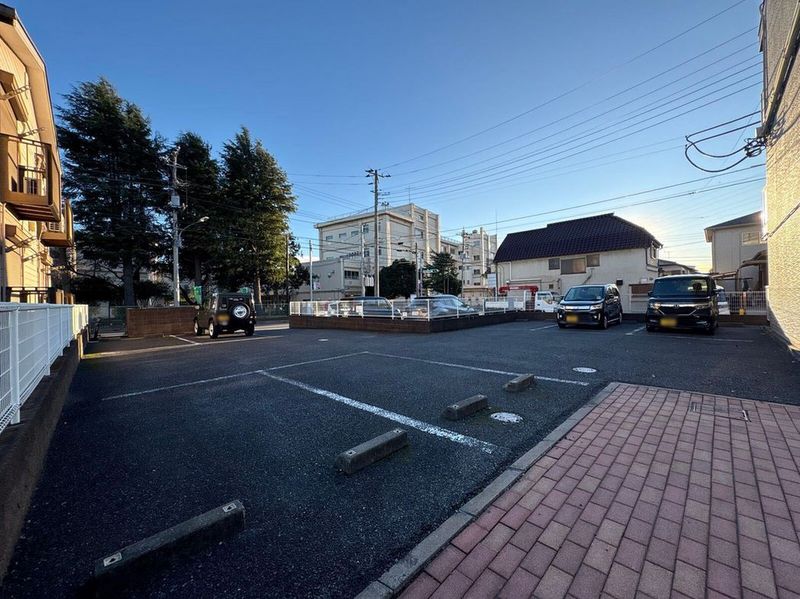 leopalace Thankful Court Parking lot