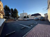 leopalace Thankful Court Parking lot