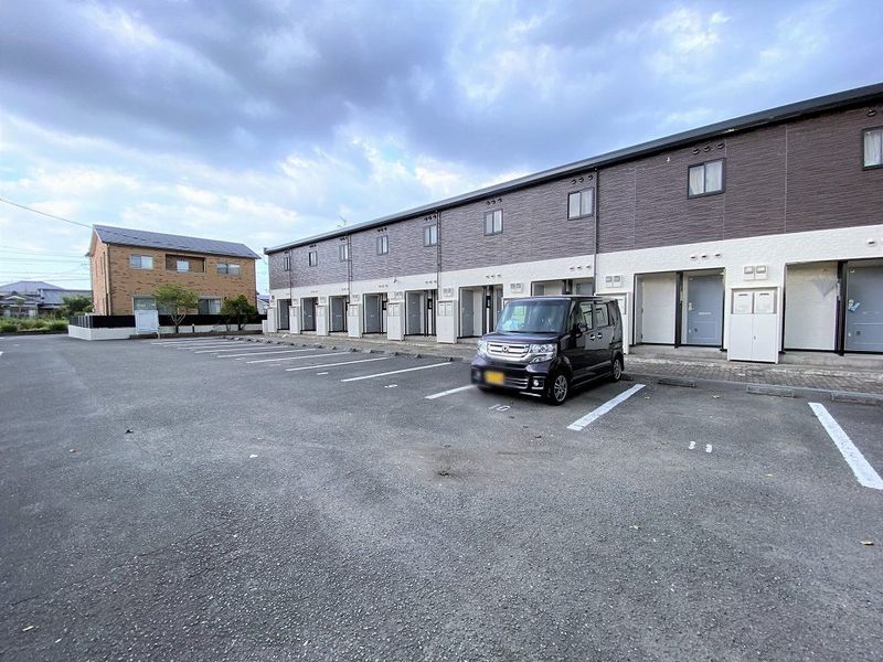 レオパレスみやび 駐車場