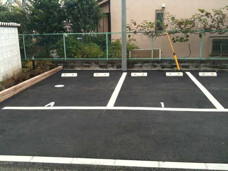LEONEXT Stone Henge II Parking lot