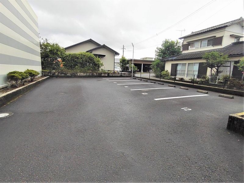 レオパレスセイバー 駐車場