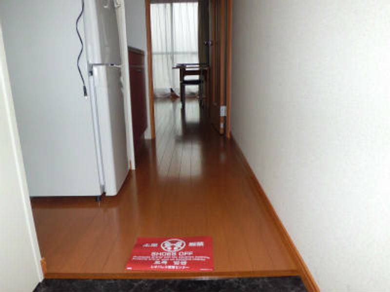 レオパレスラピス 玄関