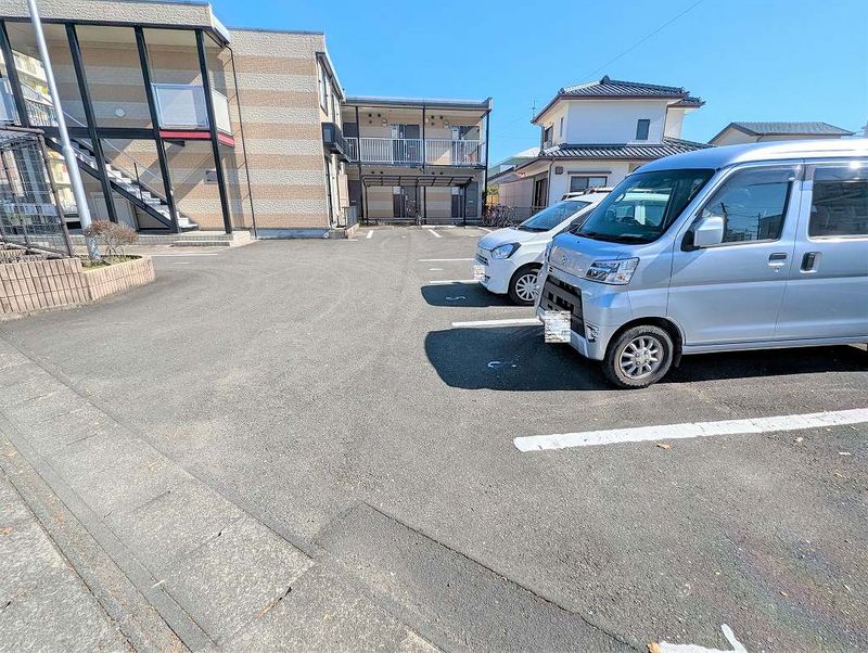レオパレス夢見 駐車場