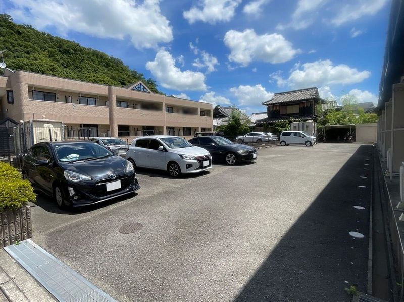 レオパレス紀ノ川 駐車場