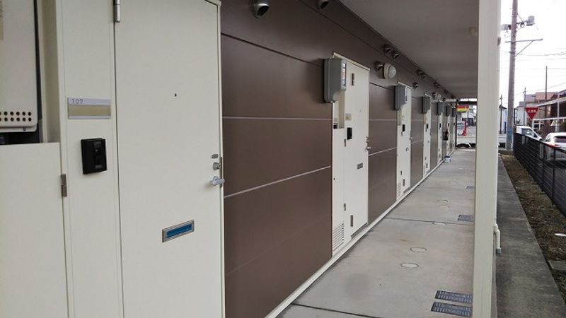 レオパレスプラド 玄関