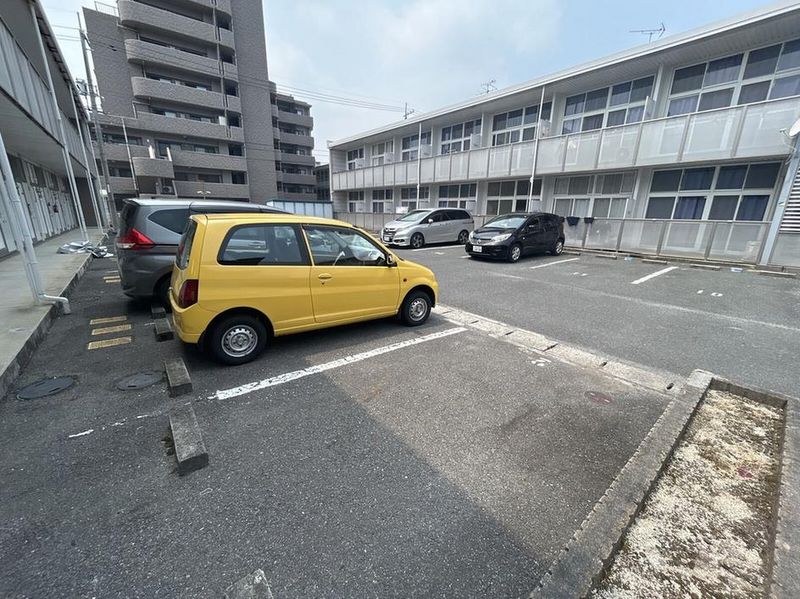 レオパレスグランドゥールⅠ 駐車場