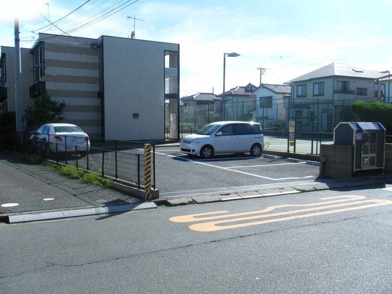 レオパレスフローラ茅ヶ崎 駐車場