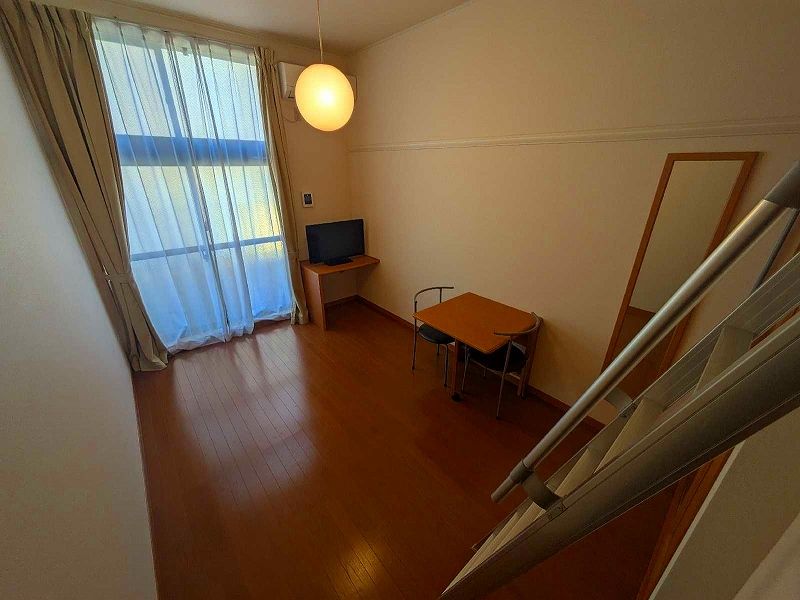 レオパレスレコルト 居間