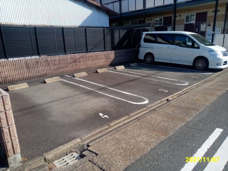 レオパレス京田 駐車場