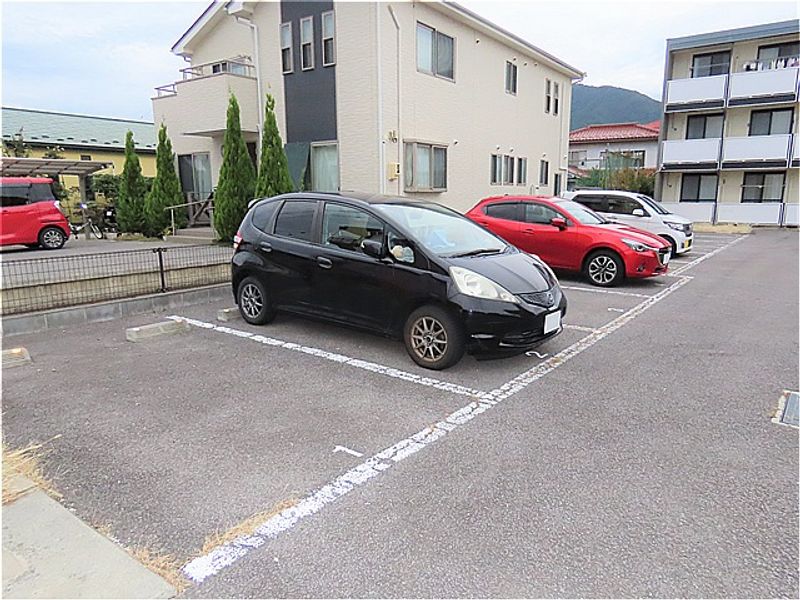 レオパレスブラッサム常田 駐車場