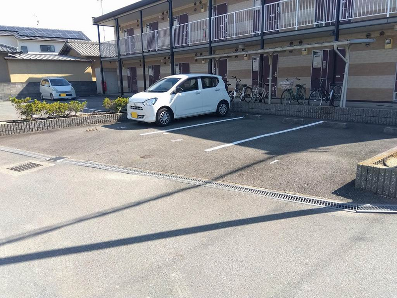 レオパレス宝殿 駐車場