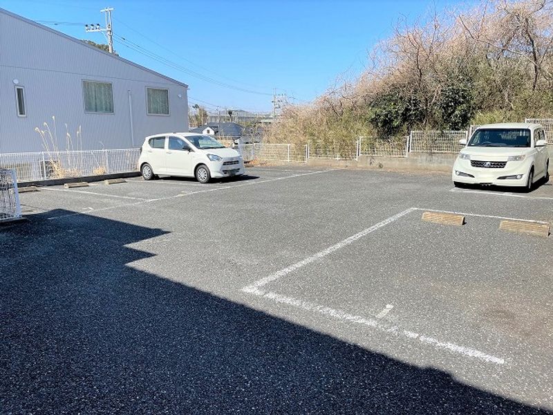 レオパレス椿 駐車場
