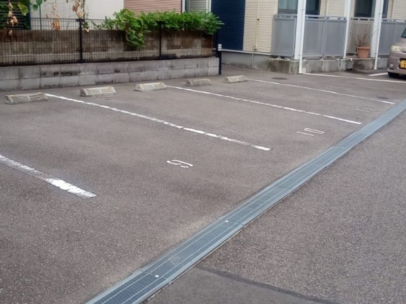 レオネクストグロリアス 駐車場