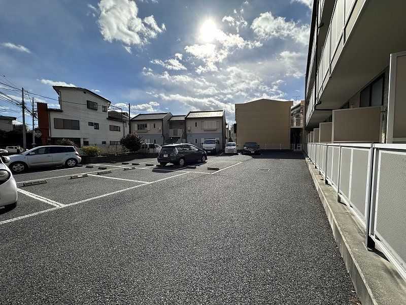 レオパレスわかば 駐車場