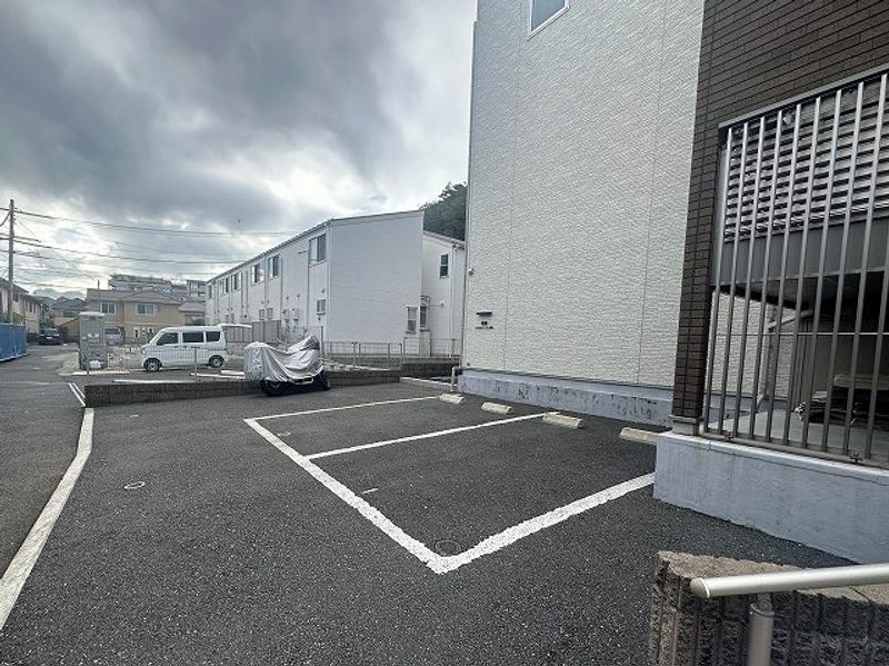 クレイノラ　メゾン根岸 駐車場
