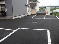 レオパレスラ　ポム　ウルーズ 駐車場