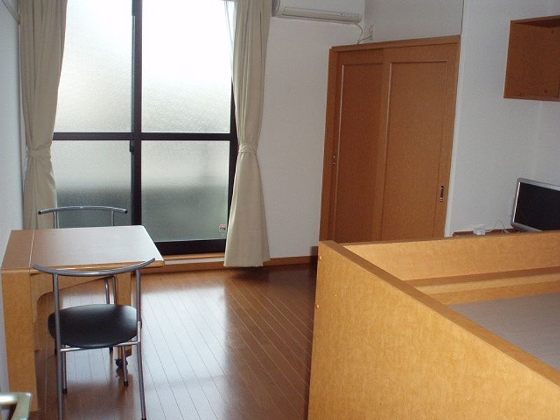 レオパレスユニコム弐番館 居間