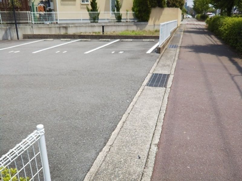 レオネクストｎａｇｏｍｉ 駐車場