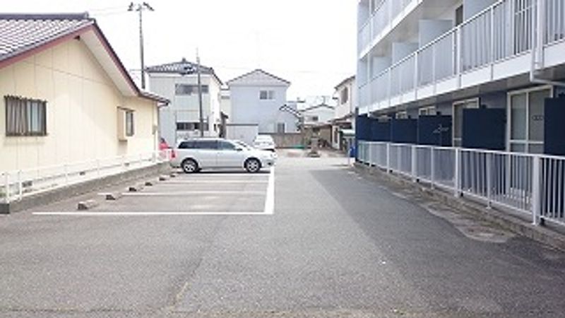 レオパレスサンパティーク 駐車場