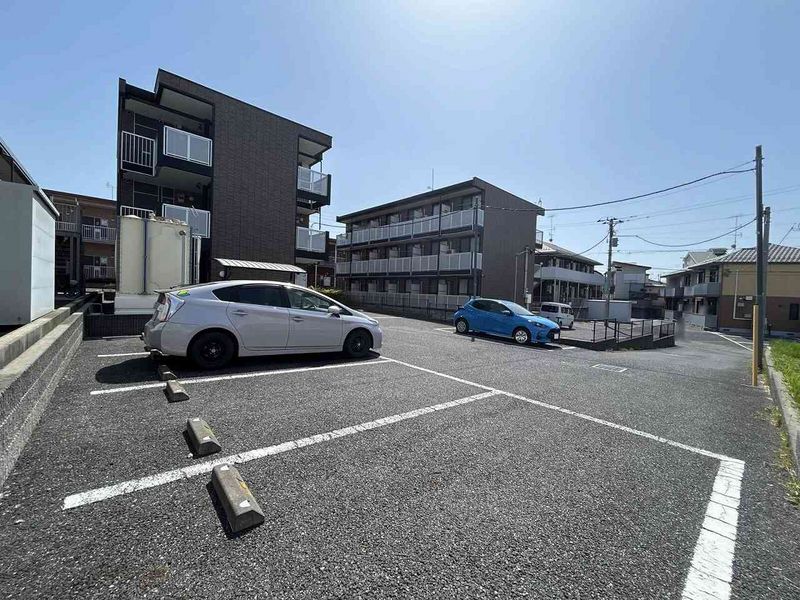 レオパレスシティーＤ 駐車場