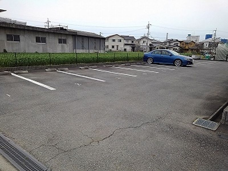 レオパレスリバーサイド　光 駐車場