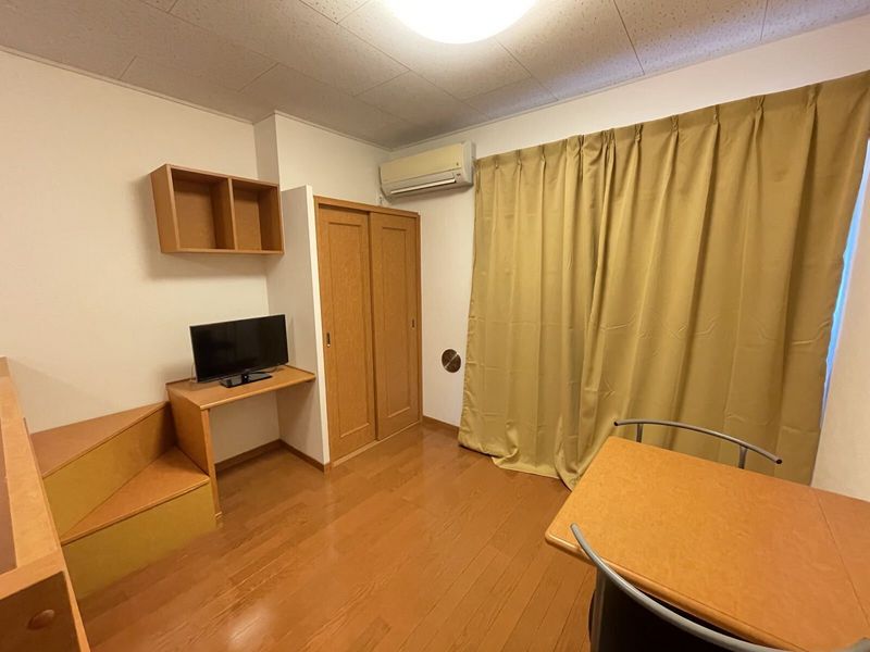 レオパレス浜大津 居間