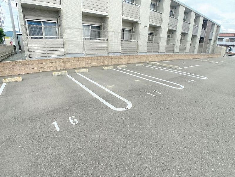 クレイノ拾五 駐車場