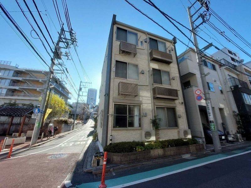 CLEINO MIKI Nishi Shinjuku Exterior