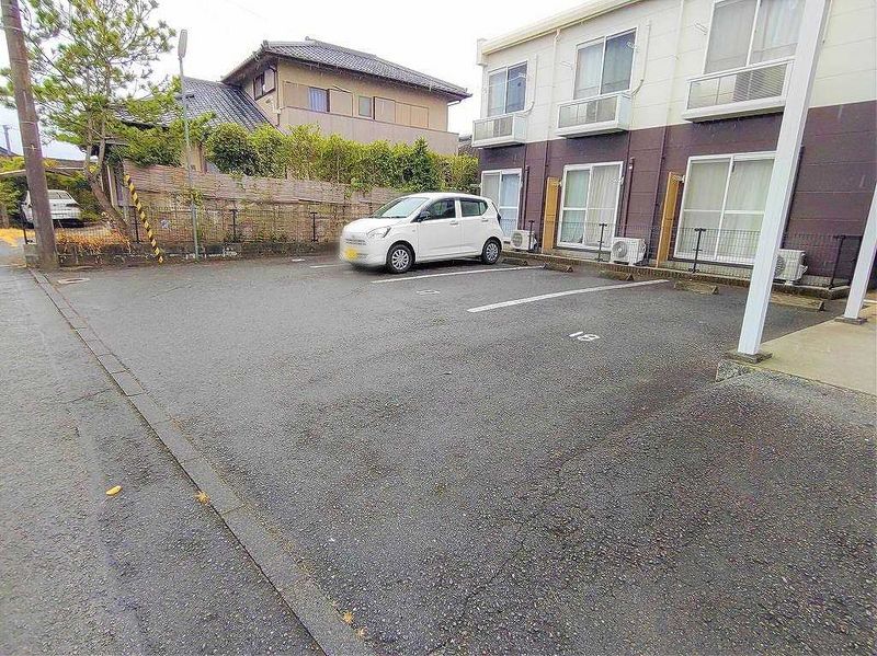 レオパレスこのはなⅡ 駐車場