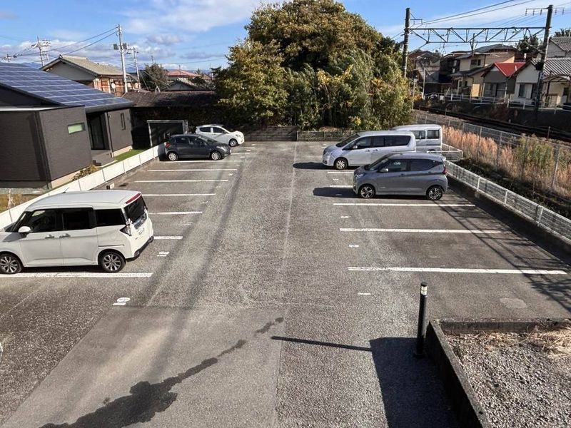レオパレス柏原 駐車場