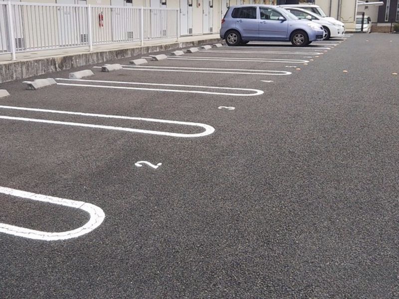 レオパレス蕾 駐車場