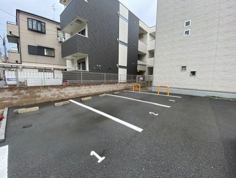 クレイノ浪華Ⅳ 駐車場