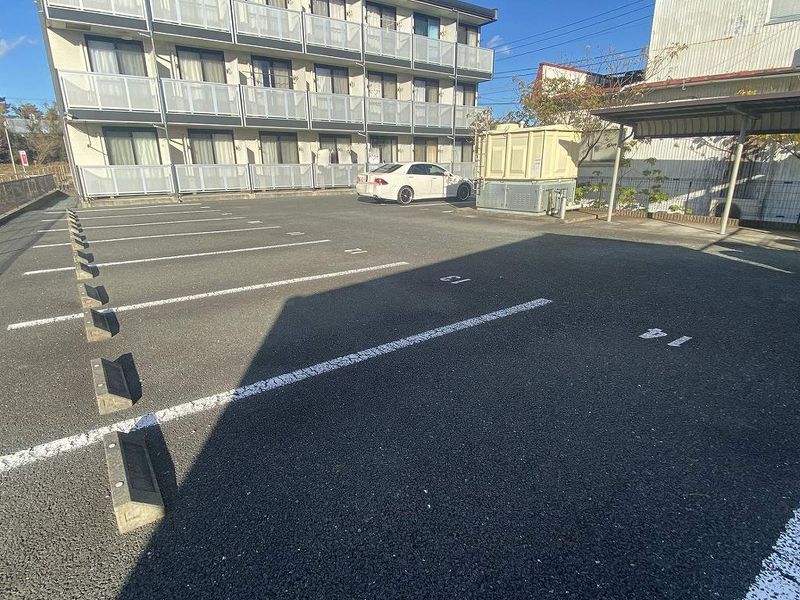 レオパレス流通元町 駐車場