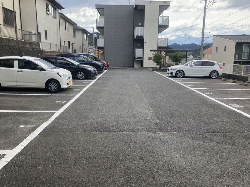 レオパレスチェリーヒル 駐車場