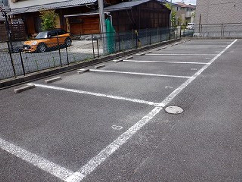 レオパレススペランツァ 駐車場
