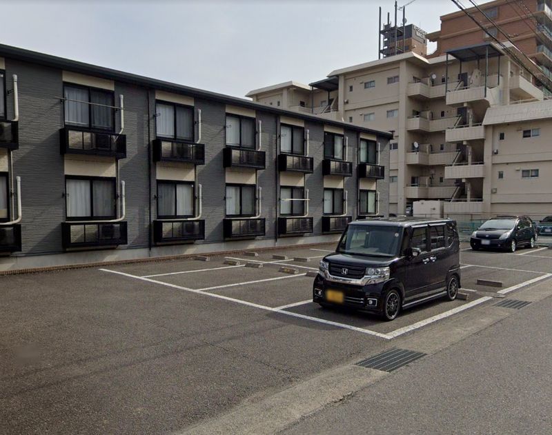 レオパレスブレセイ 駐車場