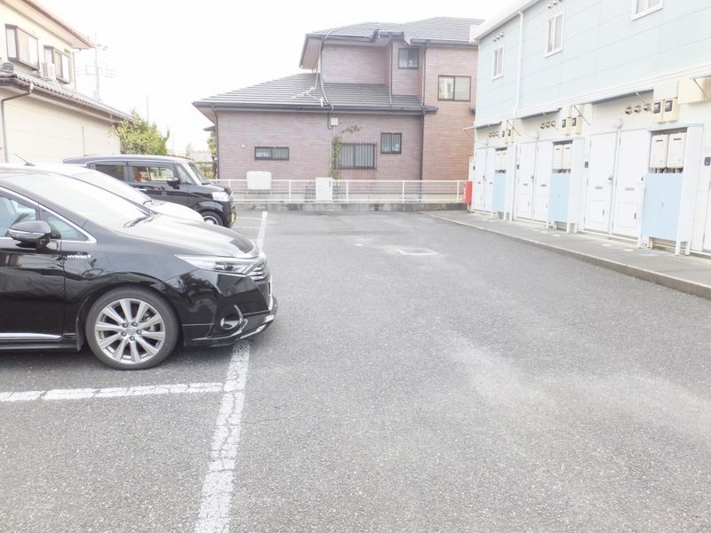 レオパレスひまわり 駐車場