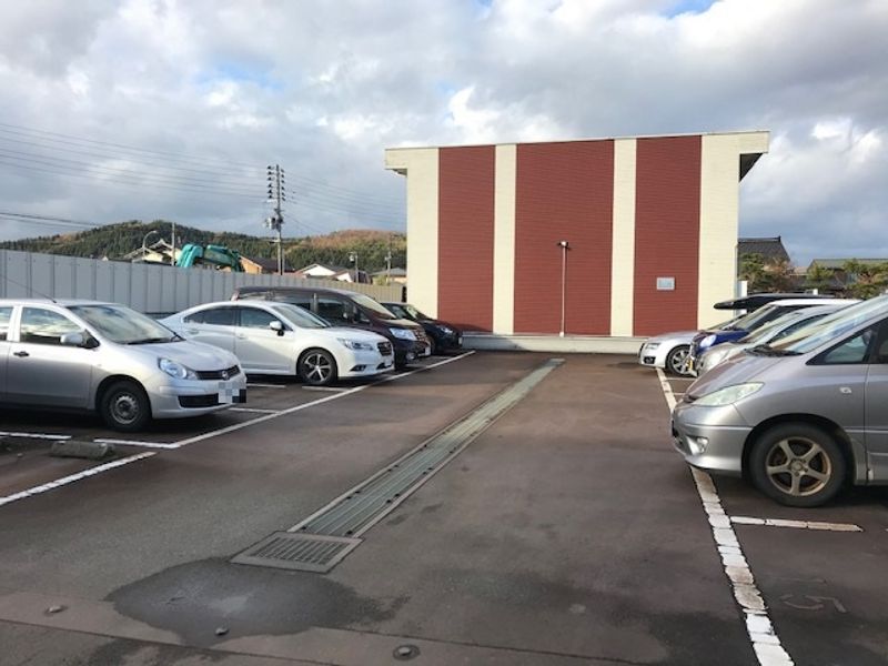 レオネクストマローン弐番館 駐車場