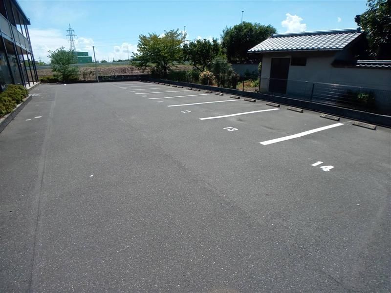 レオパレス平吉 駐車場