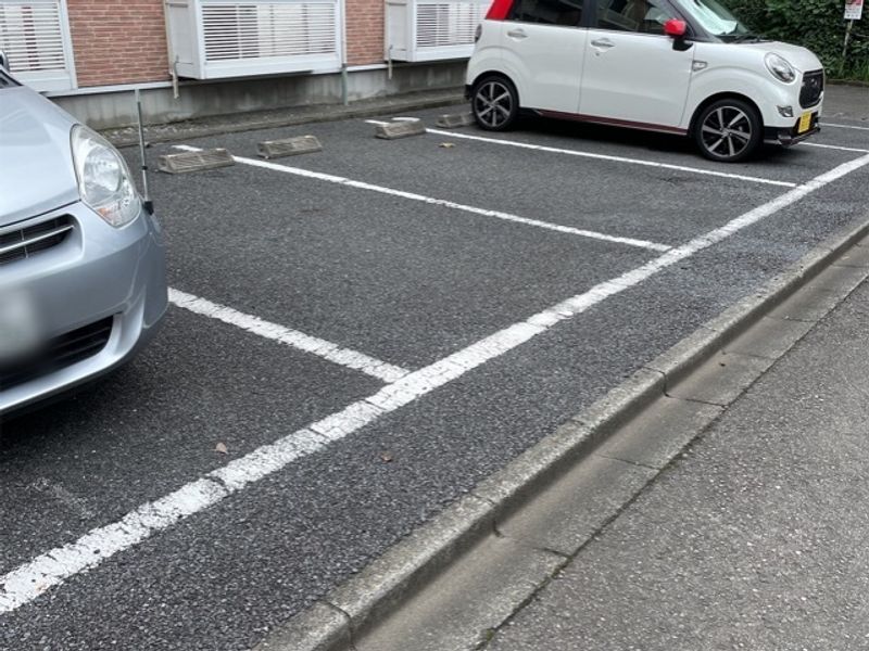 レオパレスローズマリー 駐車場