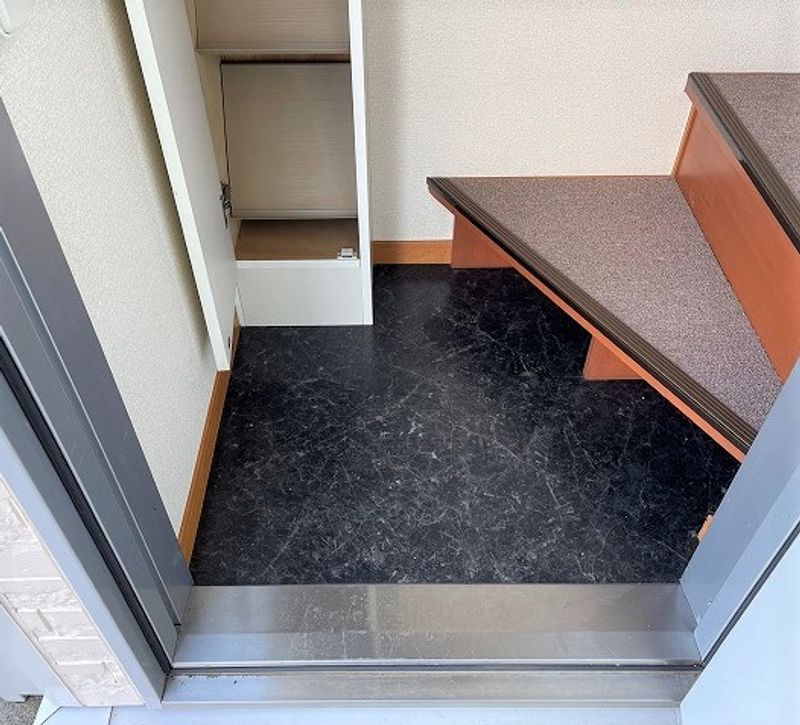 レオパレス旭２ 玄関